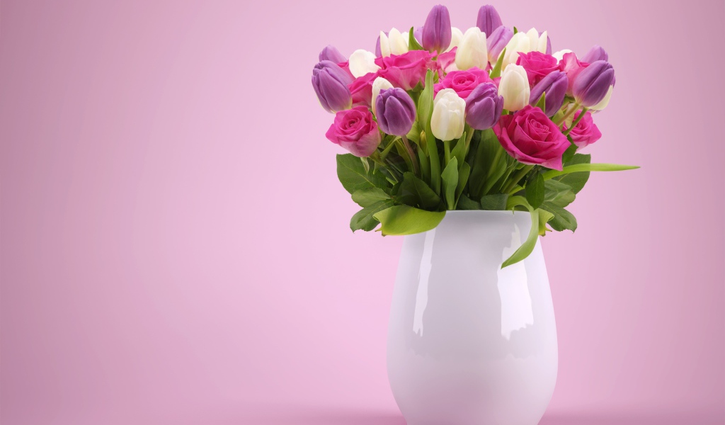 Букет тюльпанов и роз в белой вазе на розовом фоне