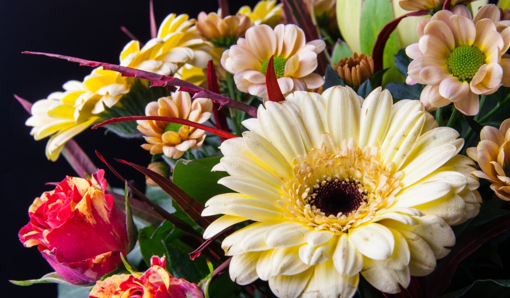 Букет с цветами герберы, розы и хризантемы