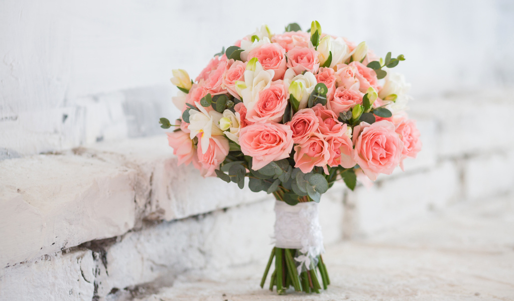 Букет с цветами розовых роз и белых цветов фрезии 