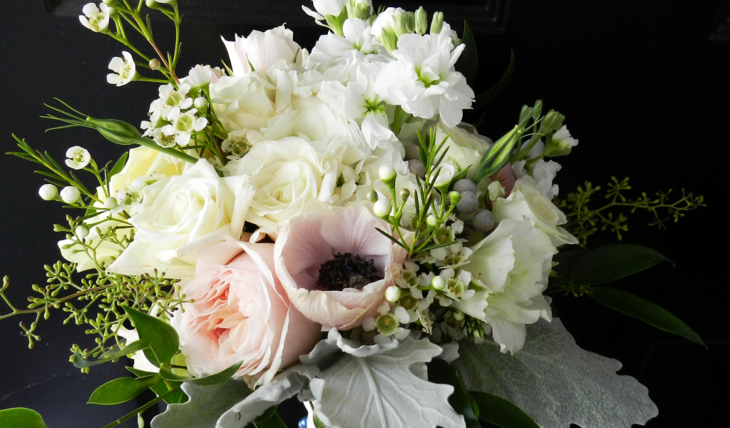 Букет с цветами розы,  анемоны и маттиолы