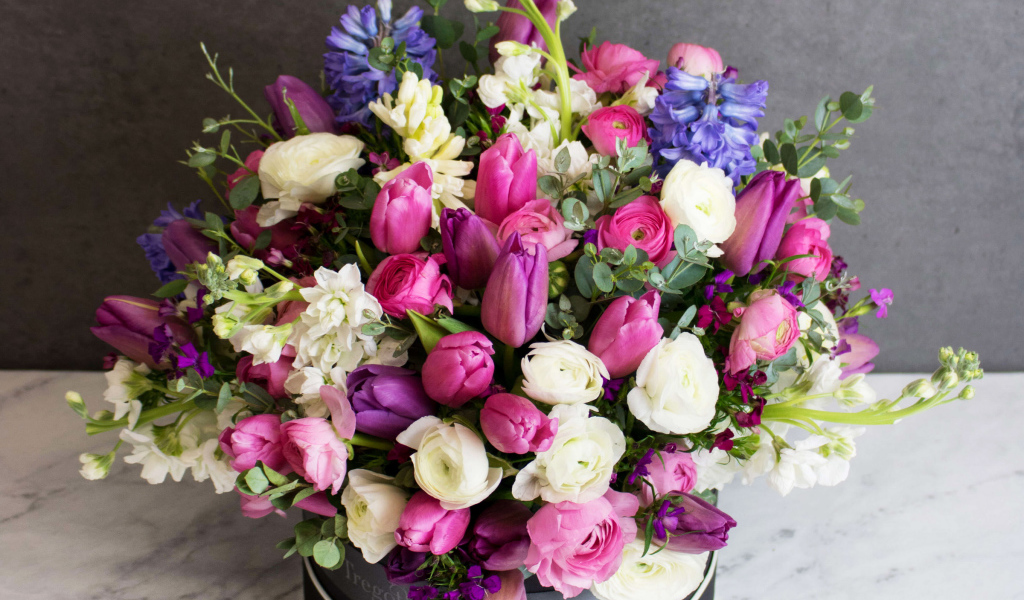 Букет с цветами розы, тюльпанов, маттиолы, и гиацинта 