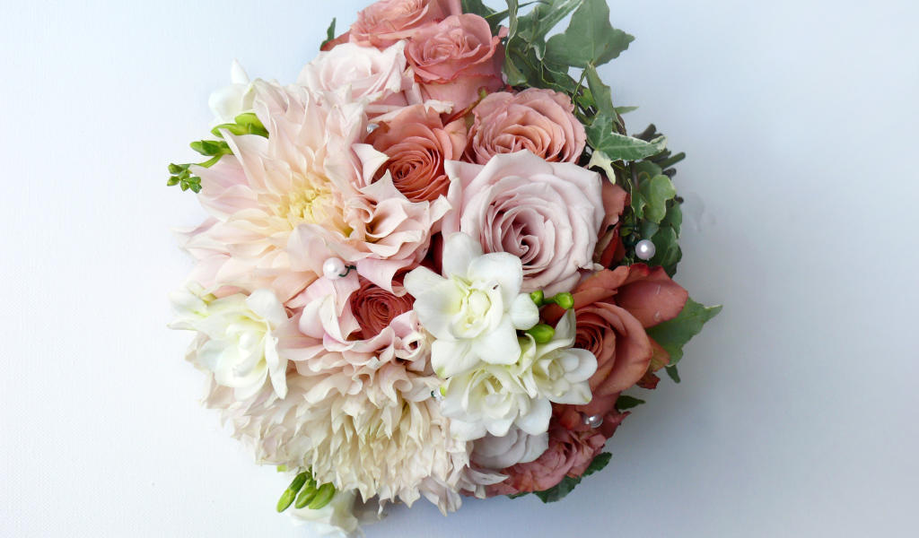 Букет с цветами роз и георгин на сером фоне 