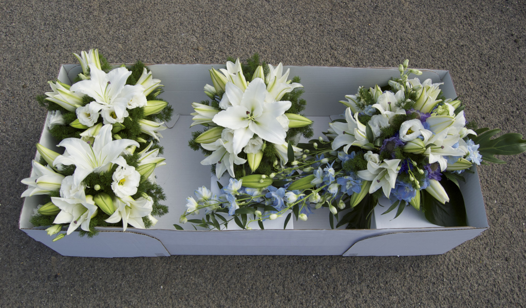 Букеты с белыми цветами лилии и эустомы