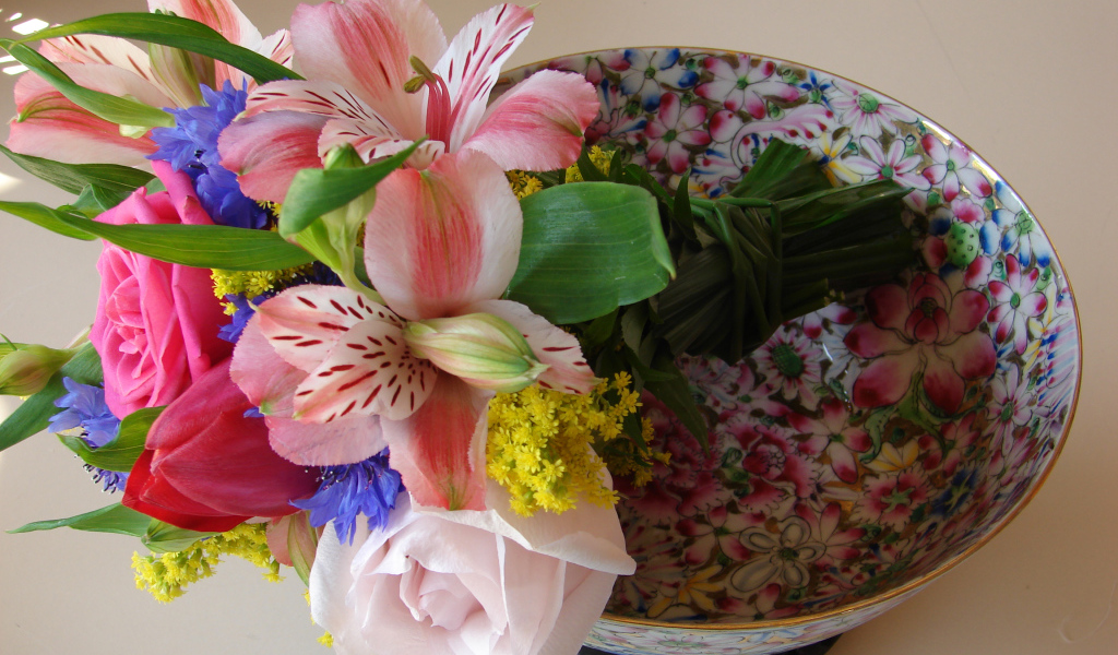 Нежный букет с цветами розы, тюльпана и альстромерии