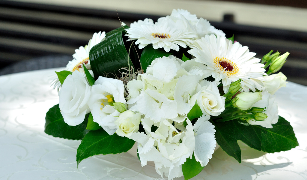 Праздничный букет с цветами роз, эустомы и герберы