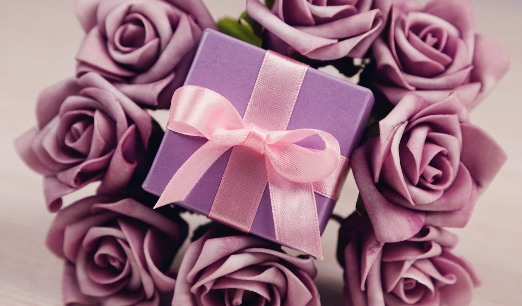Подарок с сиреневыми розами 