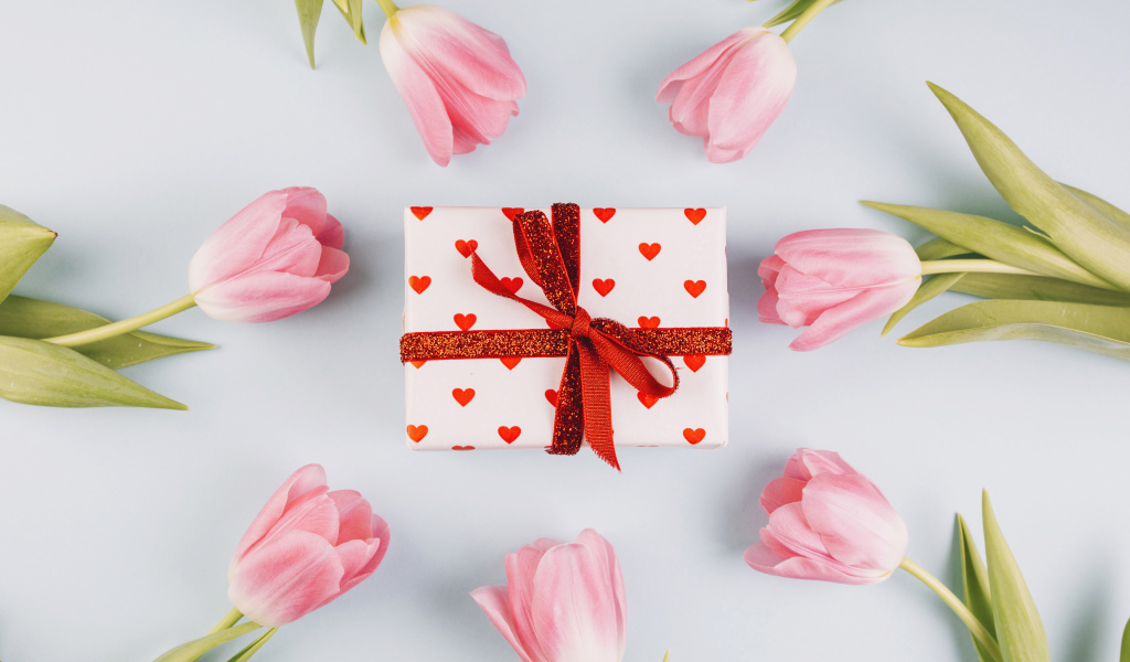 Подарок с розовыми тюльпанами на сером фоне 