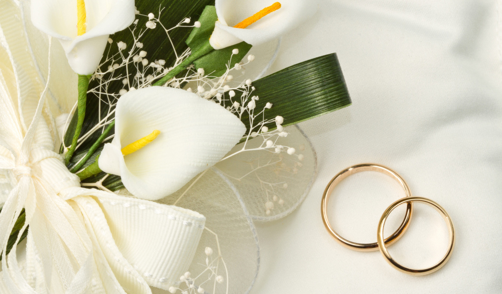 Золотые обручальные кольца с букетом белых калл 