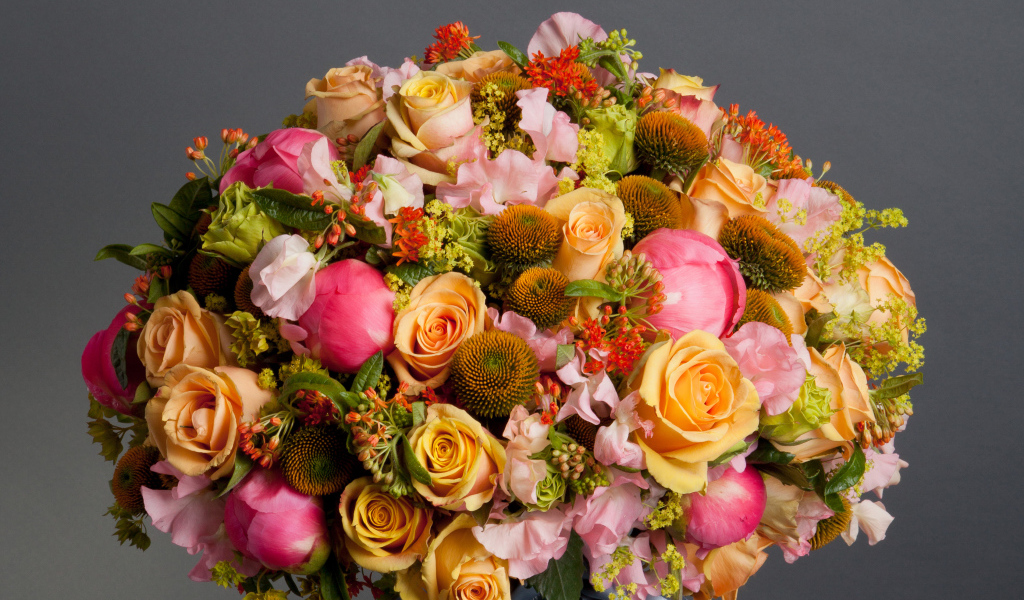 Большой красивый букет цветов на сером фоне