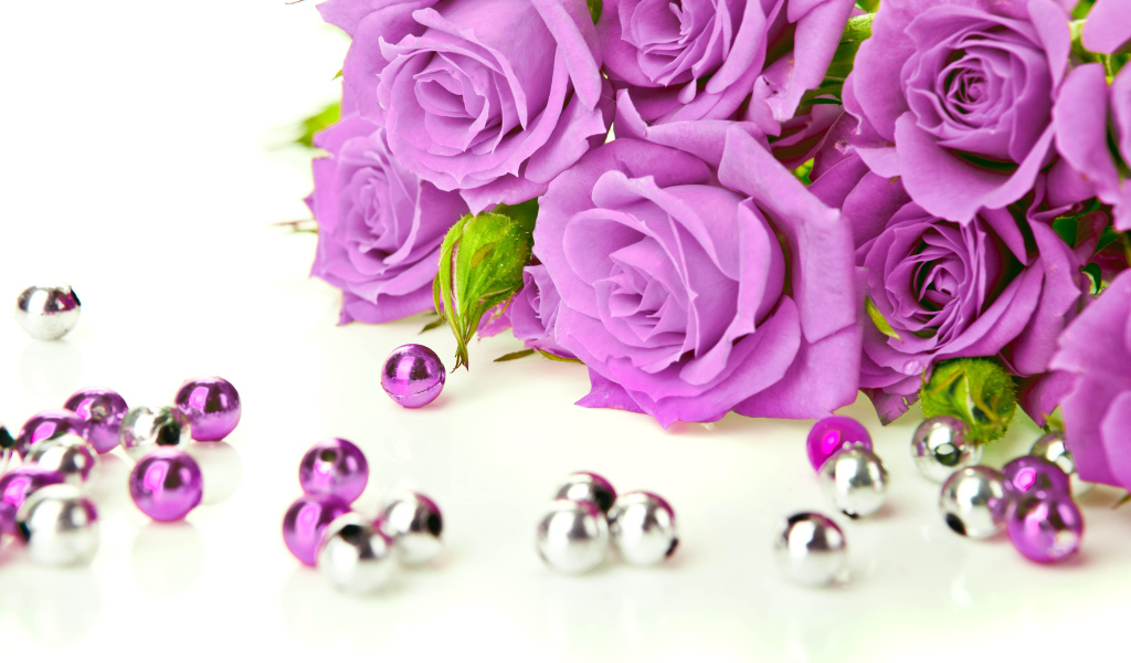 Сиреневые розы с бусинами на белом фоне