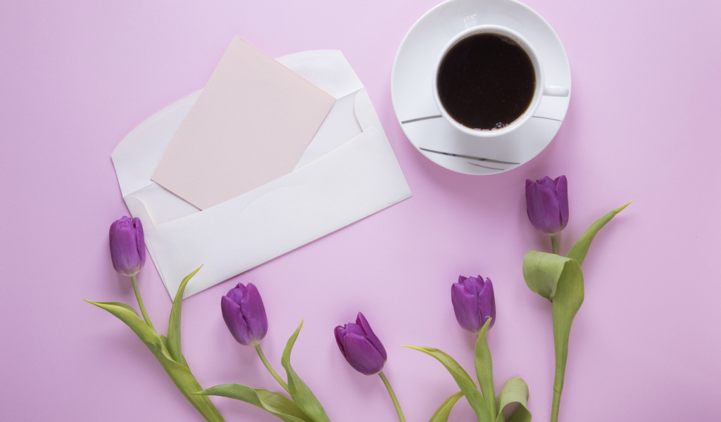 Сиреневые тюльпаны с письмом и чашкой кофе на столе 