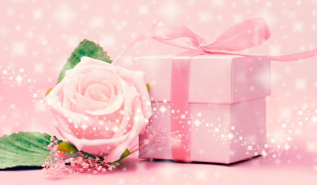 Розовая коробка с подарком и розовой розой 