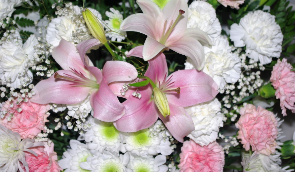 Розовые лилии с белыми и розовыми гвоздиками