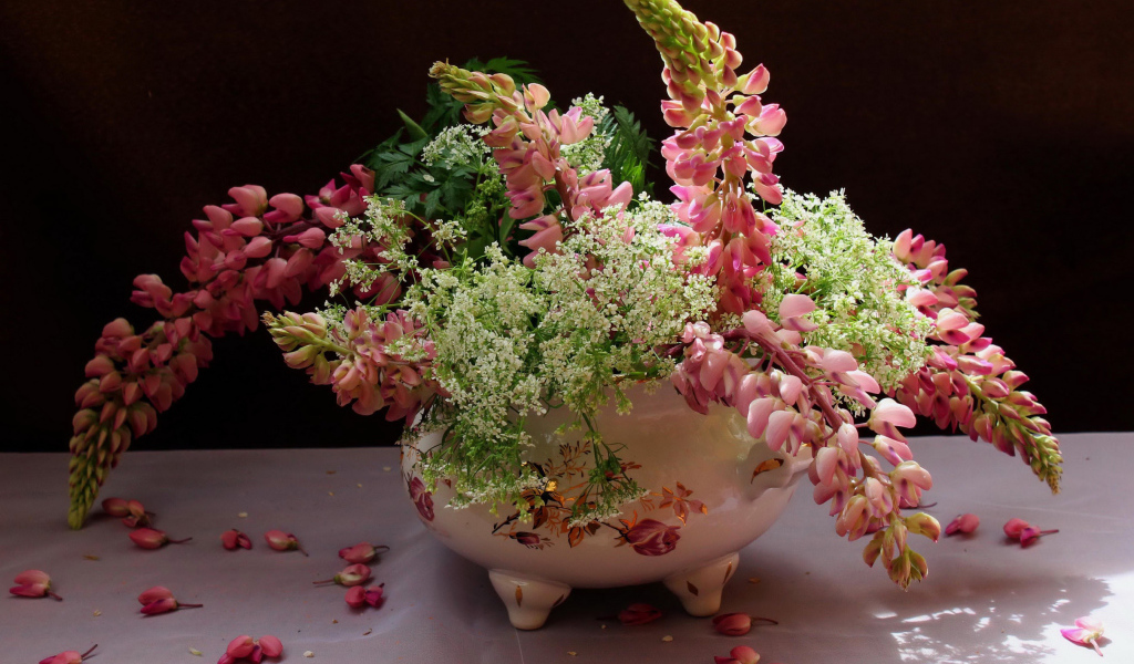 Розовые цветы люпина с полевыми цветами в вазе