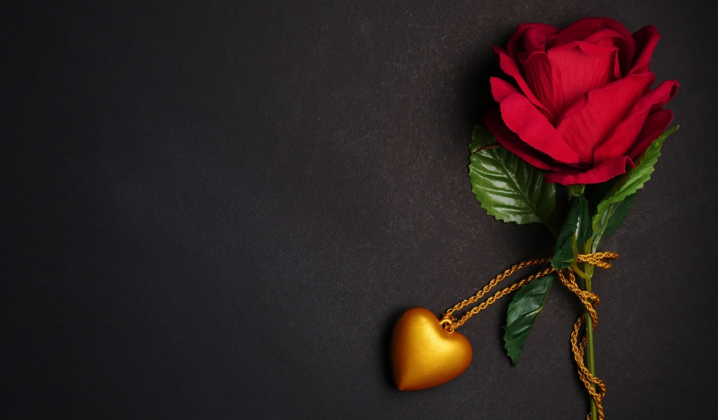 Красная искусственная роза с кулоном в форме сердца