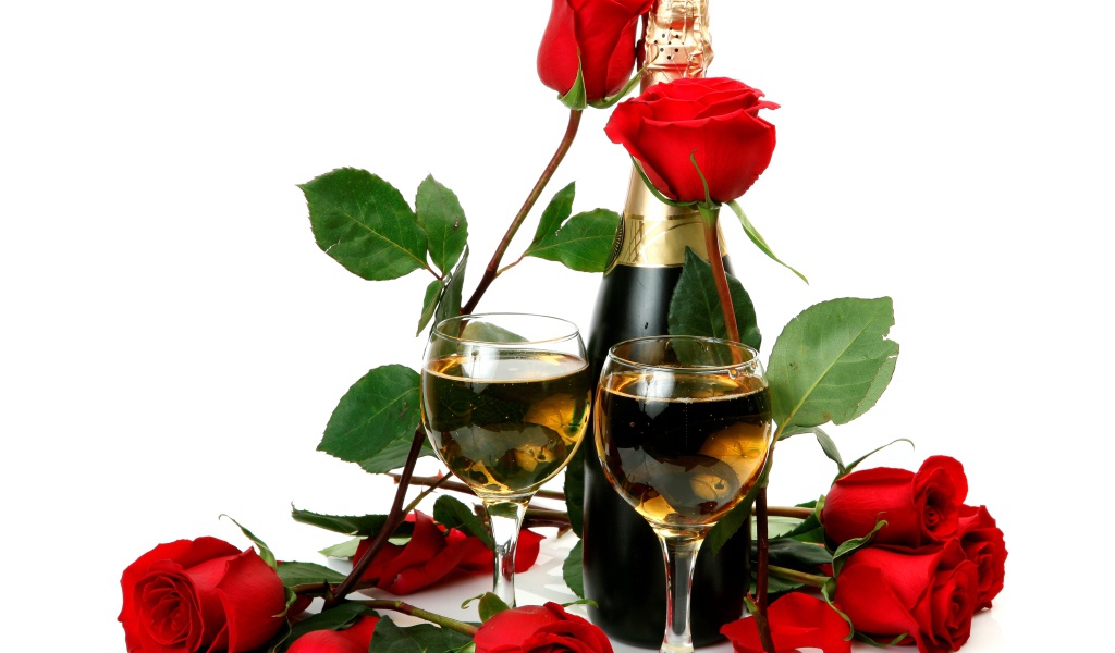 Красные розы с бутылкой шампанского и бокалами на белом фоне