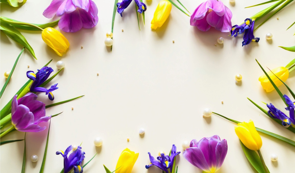 Тюльпаны  и ирисы с жемчужинами на столе 