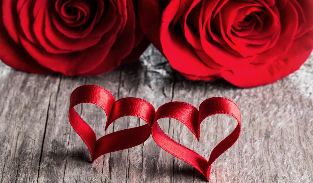 Две красные розы с красными сердцами из ленты