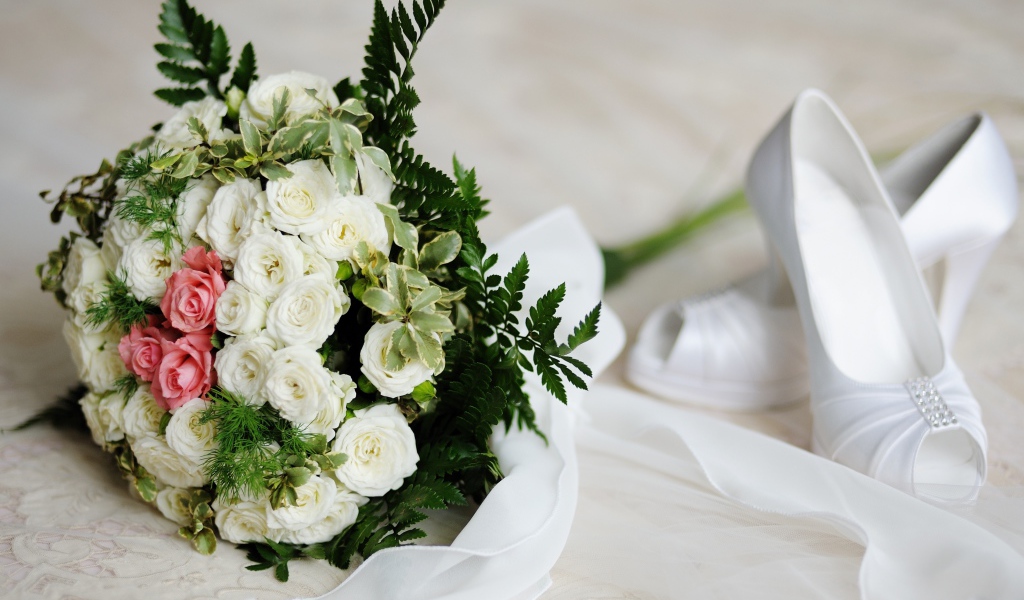Свадебный букет роз с белыми туфлями