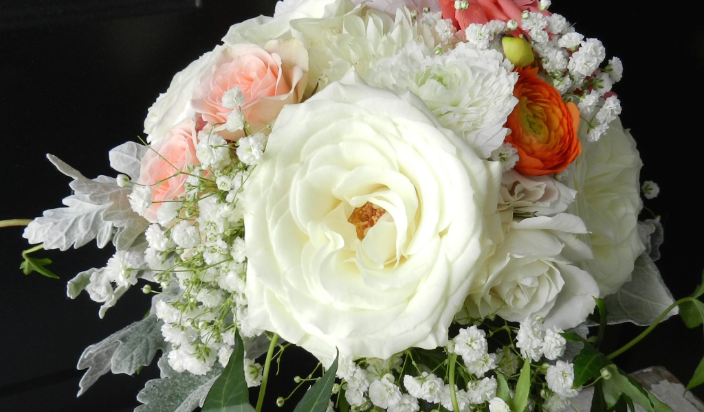 Свадебный букет с цветами роз, хризантем и лютиков