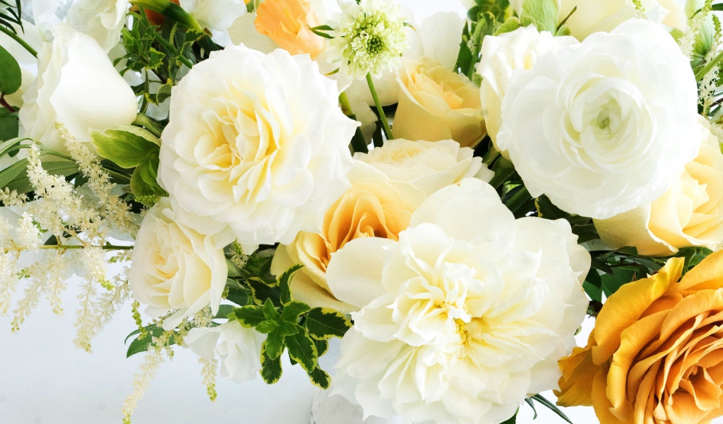 Белые и оранжевые розы крупным планом в букете