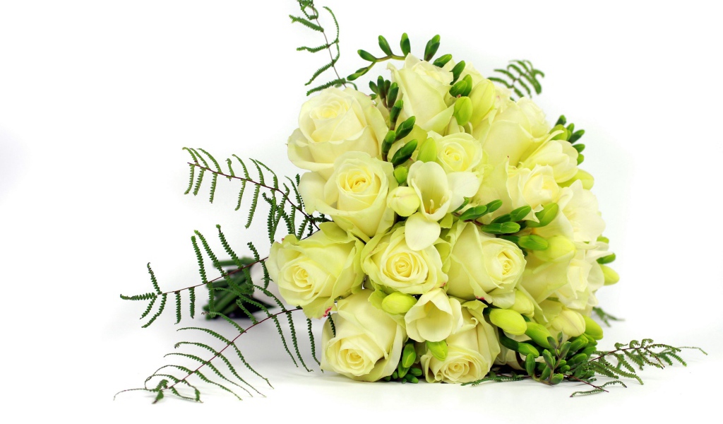 Белые цветы роз и фрезии в праздничном букете на белом фоне