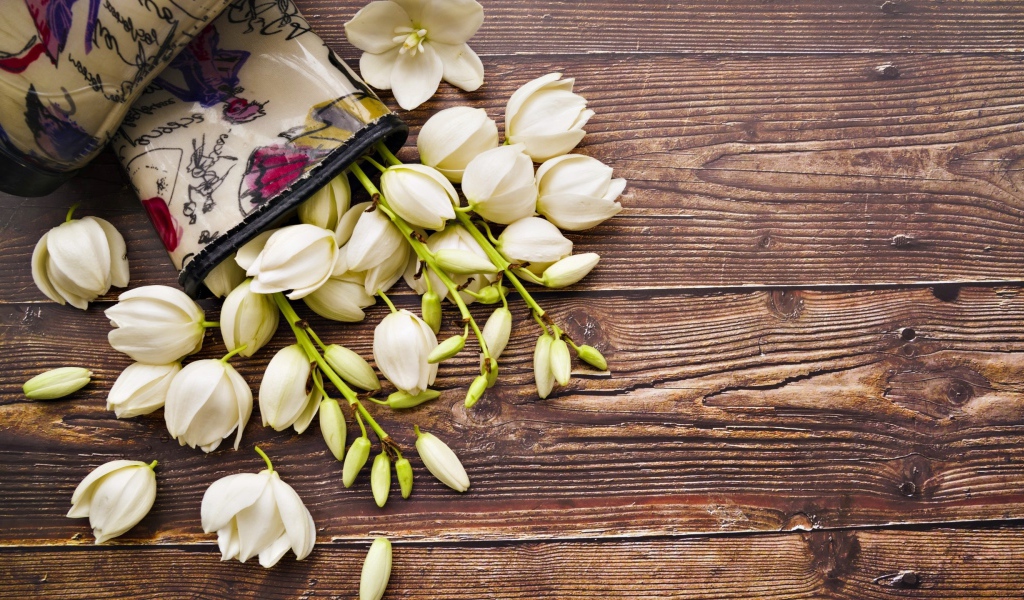 Белые цветы на деревянном фоне