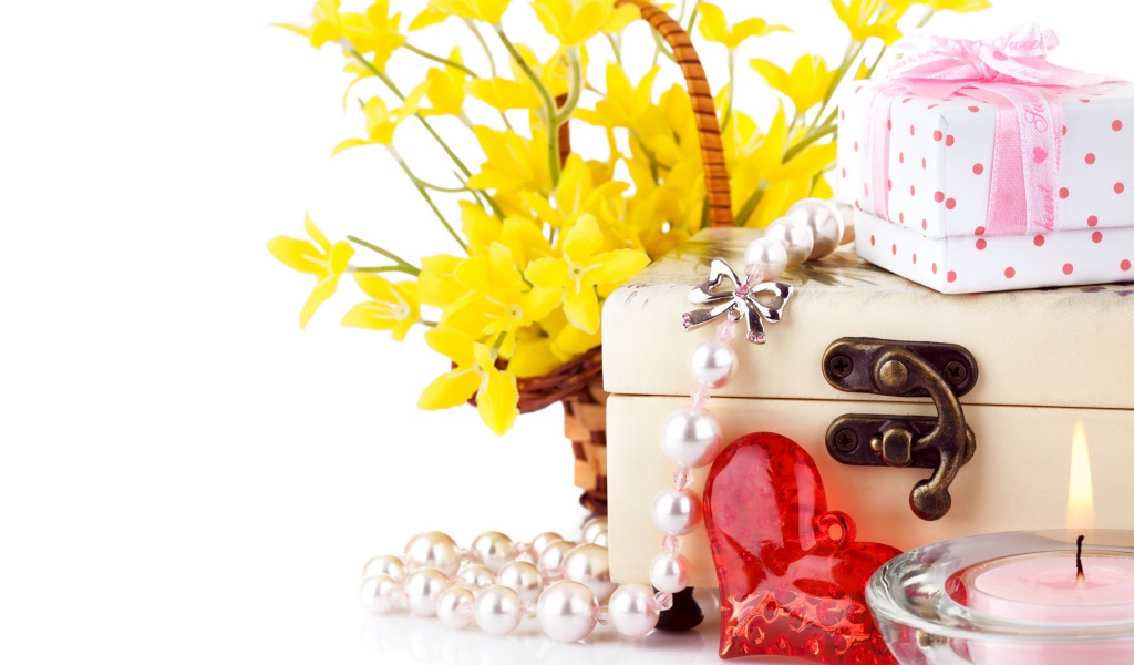 Желтые цветы с подарками на белом фоне