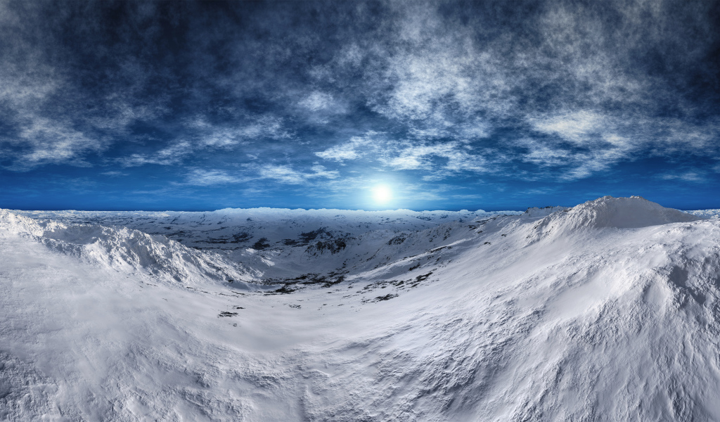 Заснеженные горные склоны под красивым голубым небом