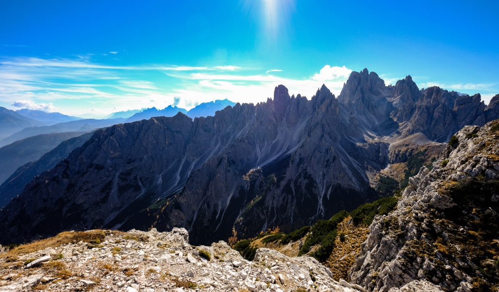 Яркое солнце в голубом небе над горами