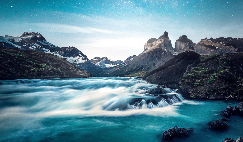 Быстрая горная река на фоне гор