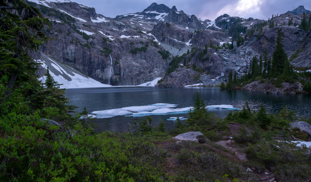 Озеро на фоне гор в национальном парке Глейшер. Канада