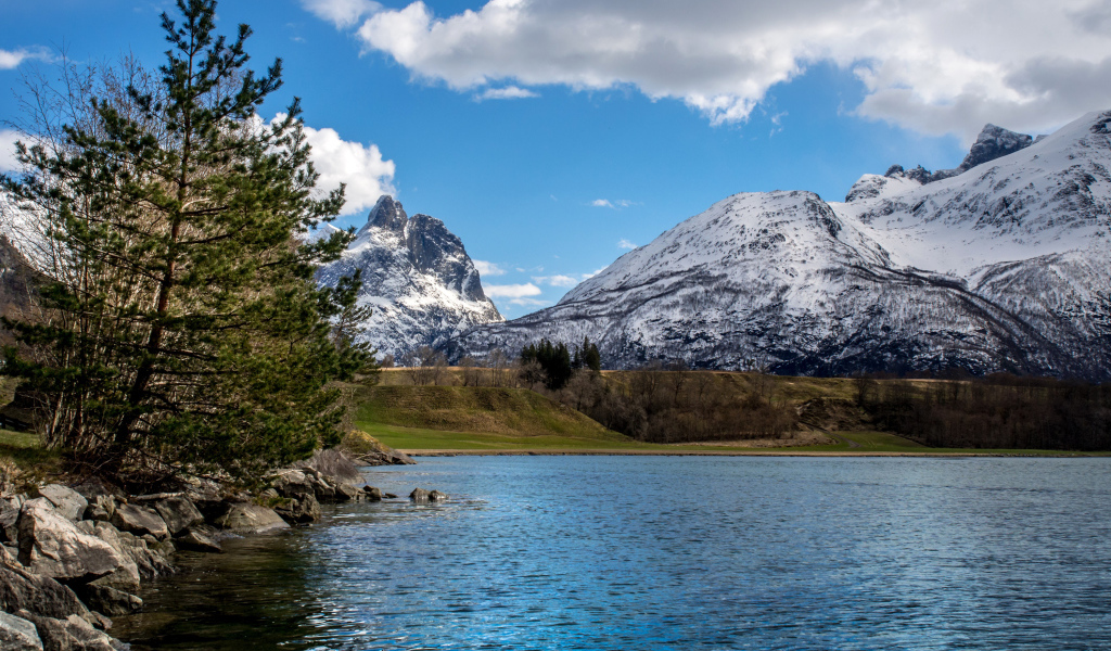 Горное озеро на фоне гор под красивым небом