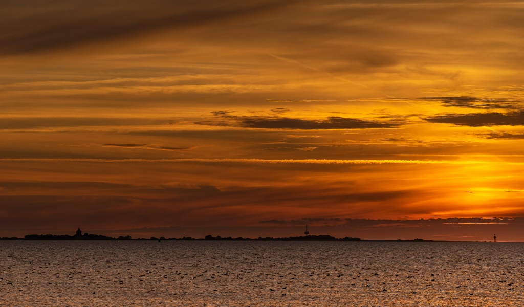 Спокойное море на фоне красивого неба на закате