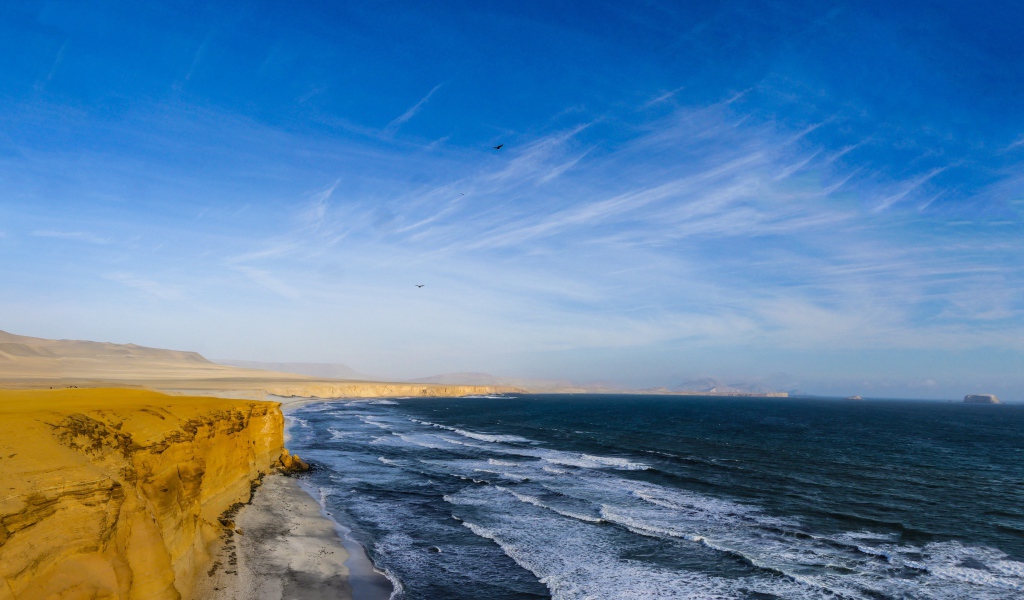 Морские волны на берегу под красивым голубым небом