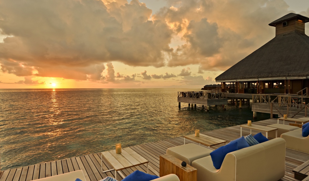 Красивый закат солнца на Мальдивах