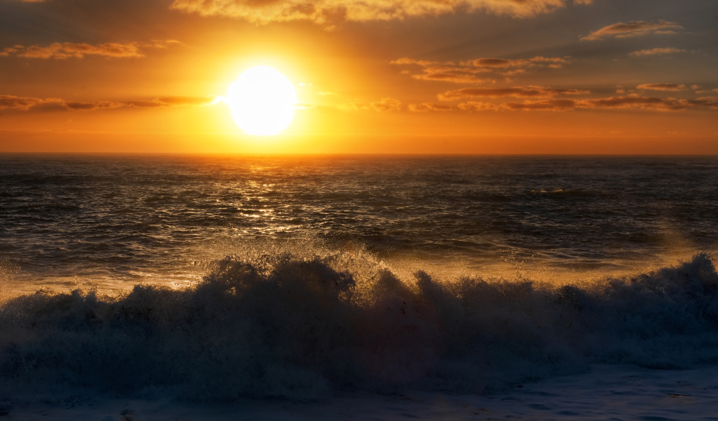 Красивый закат солнца в море 