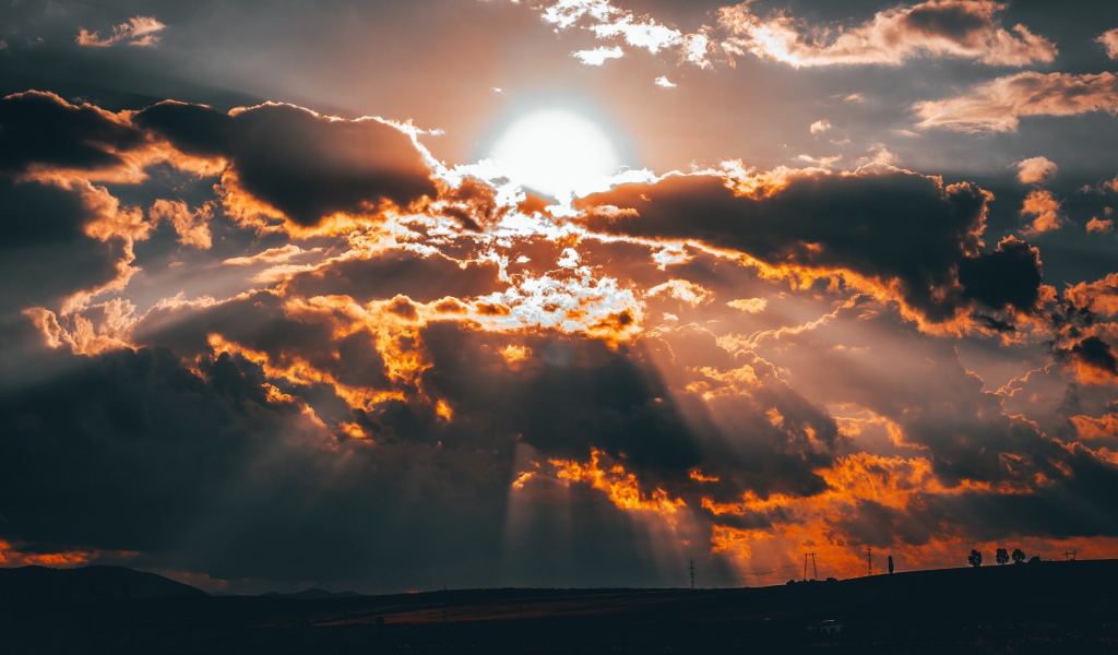 Яркое солнце в облаках на закате 