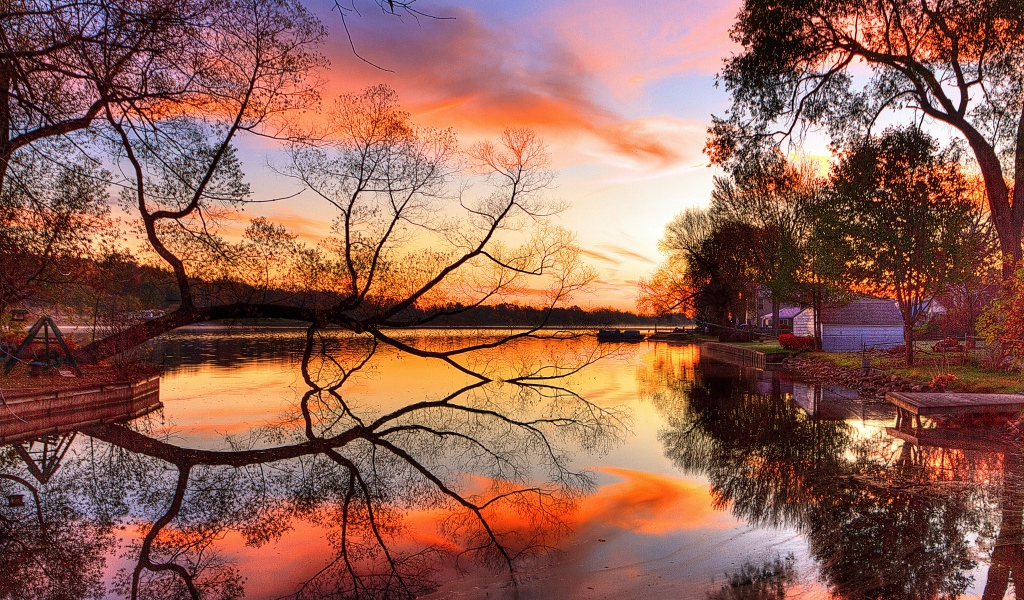 Розовый закат отражается в озере