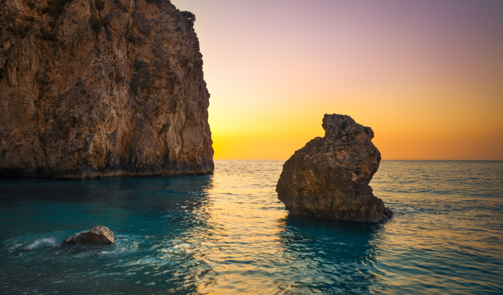 Скалы в океане на закате