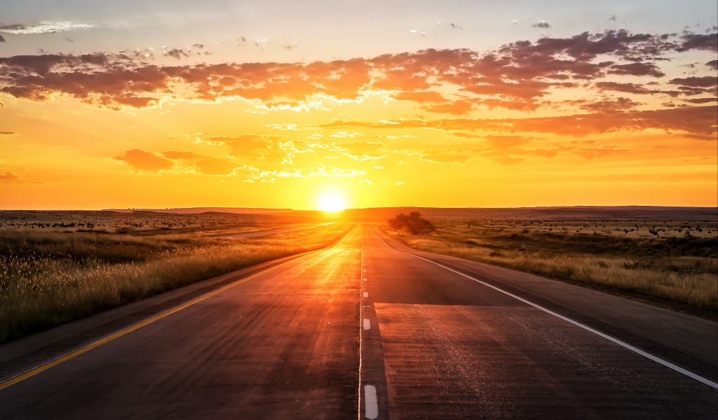 Ровная дорога на закате солнца 