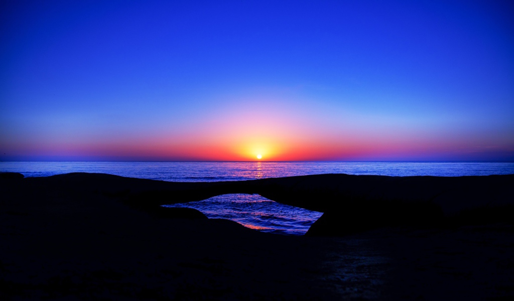 Закат солнца в голубом небе на морском горизонте 
