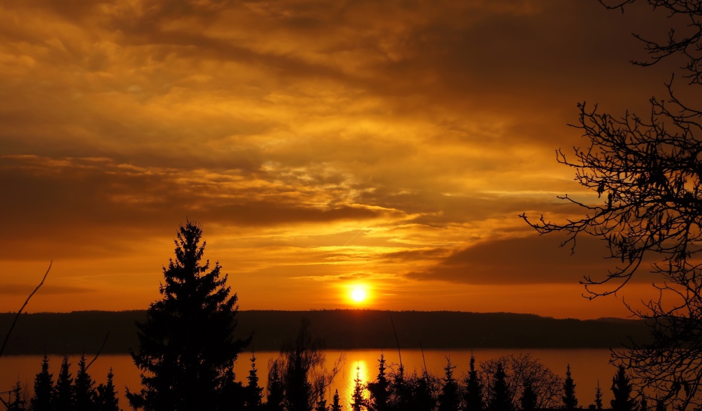 Закат солнца в небе над озером