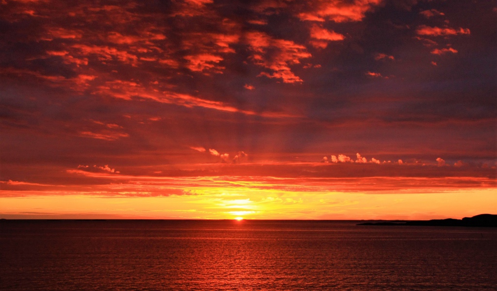 Закат солнца на горизонте в море 