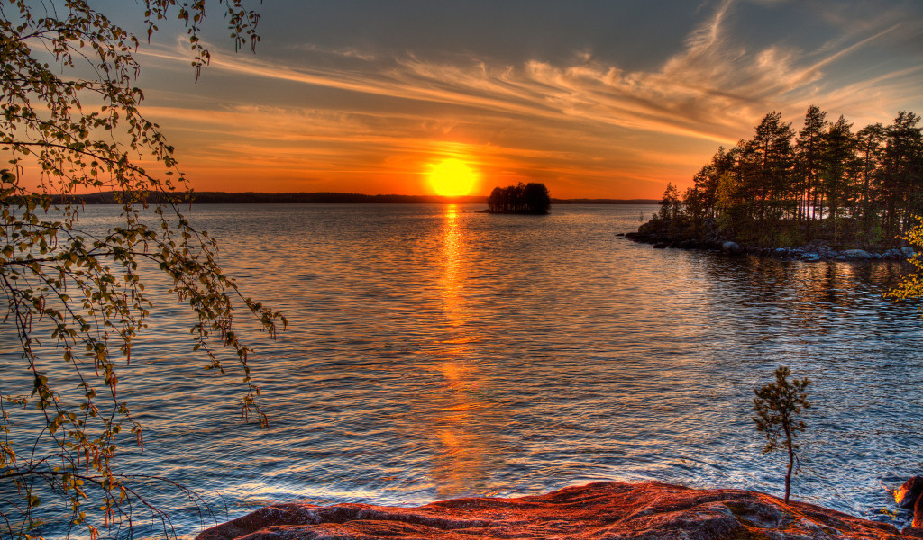 Закат солнца отражается в реке