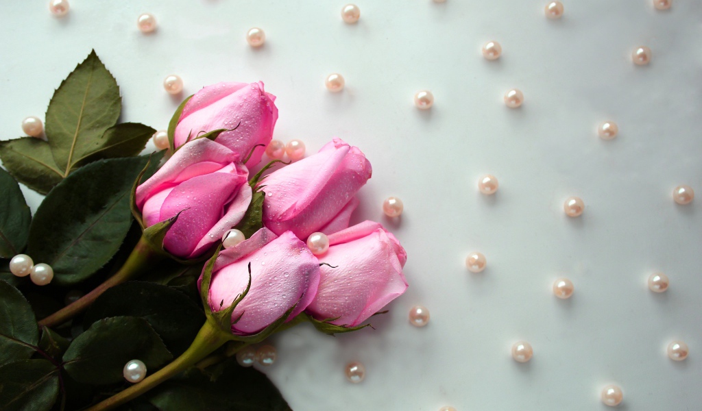 Bouquet of pink roses with beads