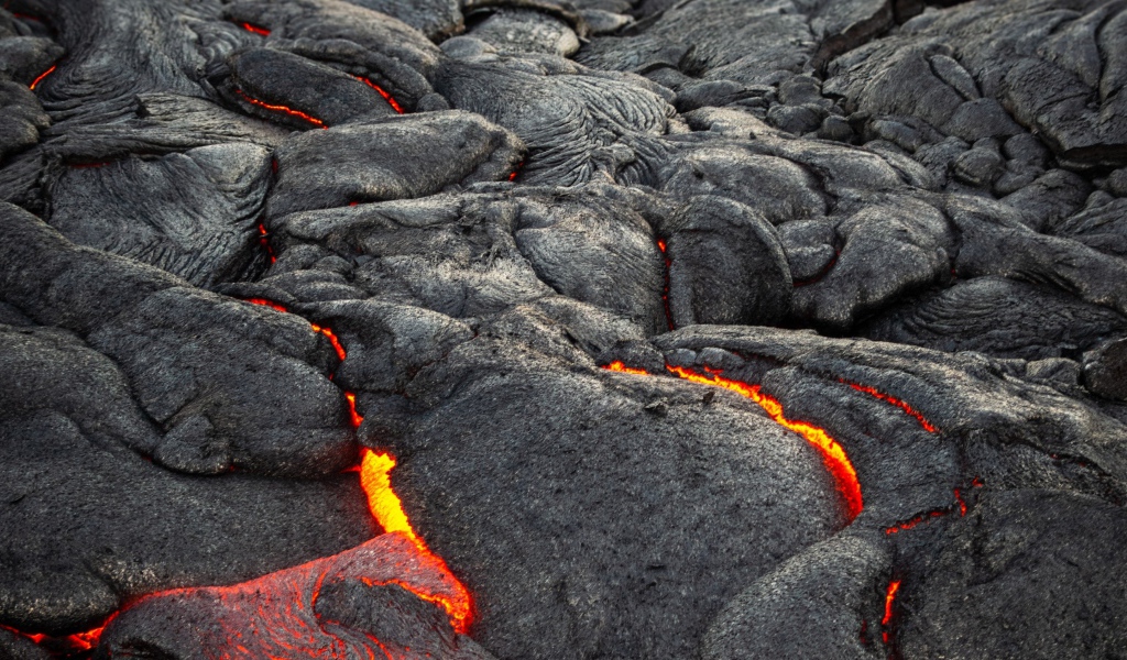 Лава пробивается сквозь трещины в вулкане 