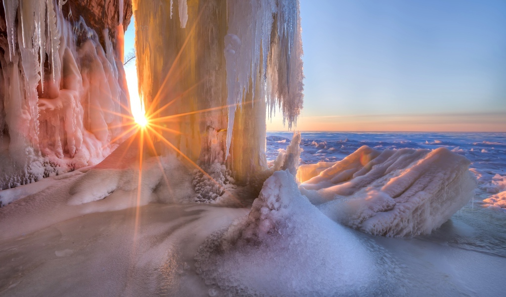 Заледеневший водопад с лучах яркого солнца