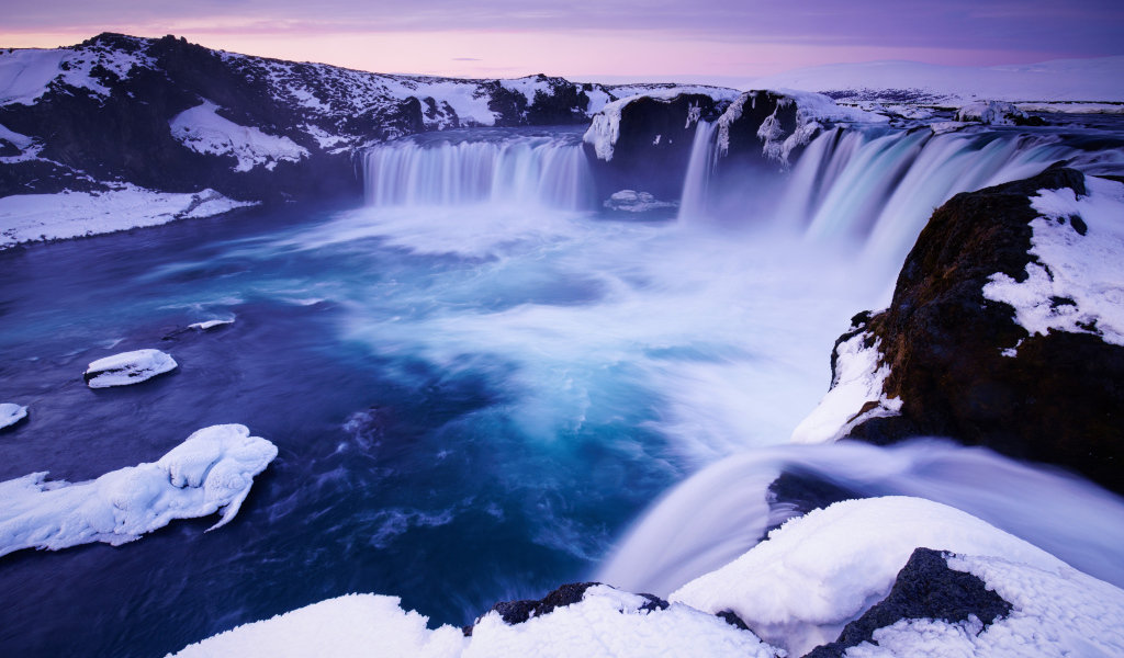 Водопад Годафосс зимой, Исландия