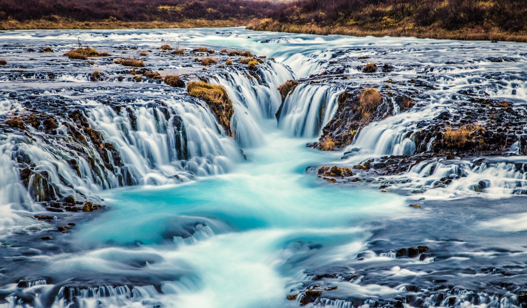 Быстрый водопад стекает с гор 